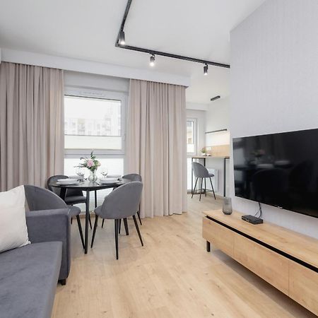 Bright Apartment In Krakow With Garden, Air Conditioning, Parking And Desk By Renters Prestige מראה חיצוני תמונה
