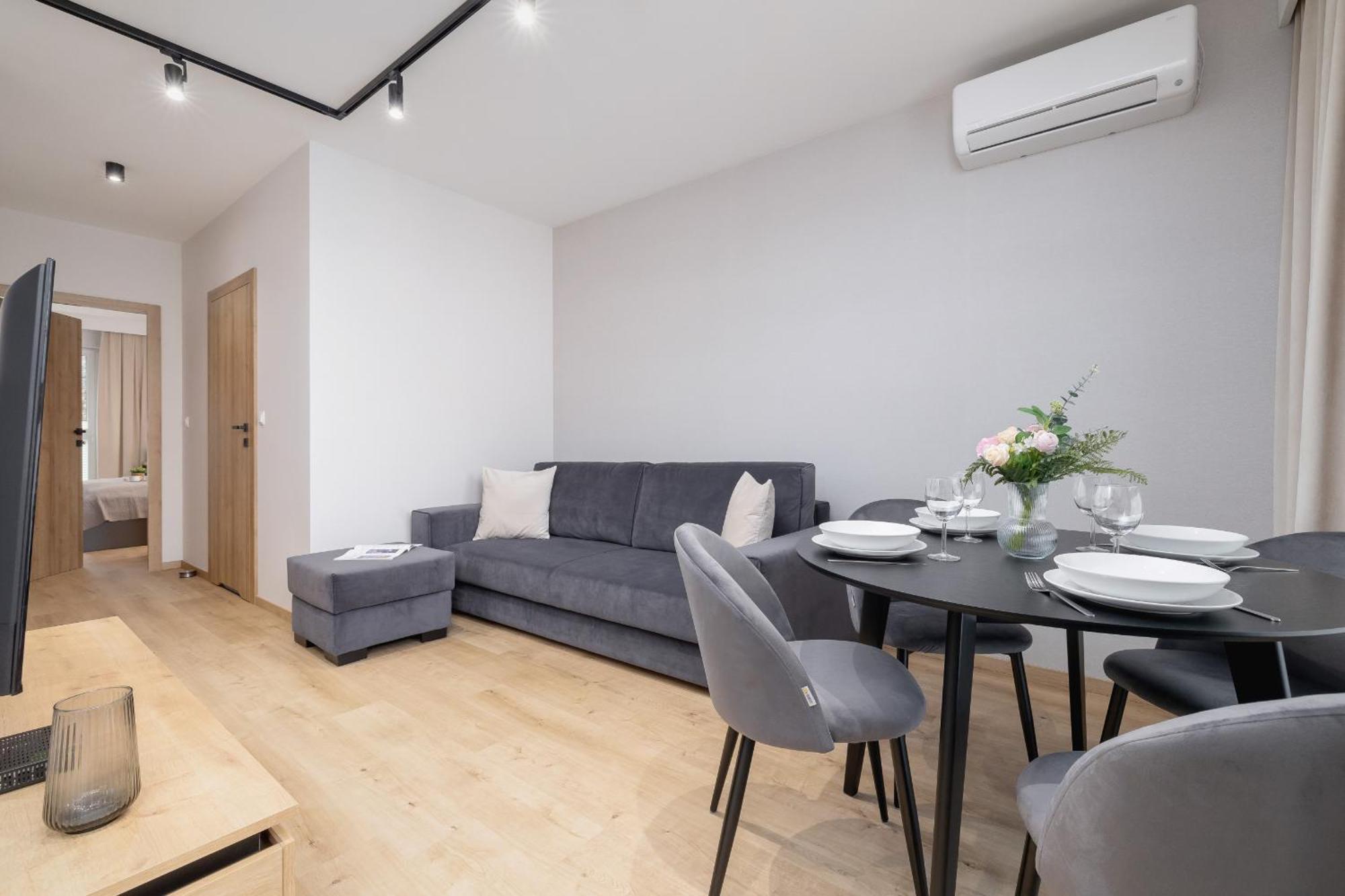 Bright Apartment In Krakow With Garden, Air Conditioning, Parking And Desk By Renters Prestige מראה חיצוני תמונה